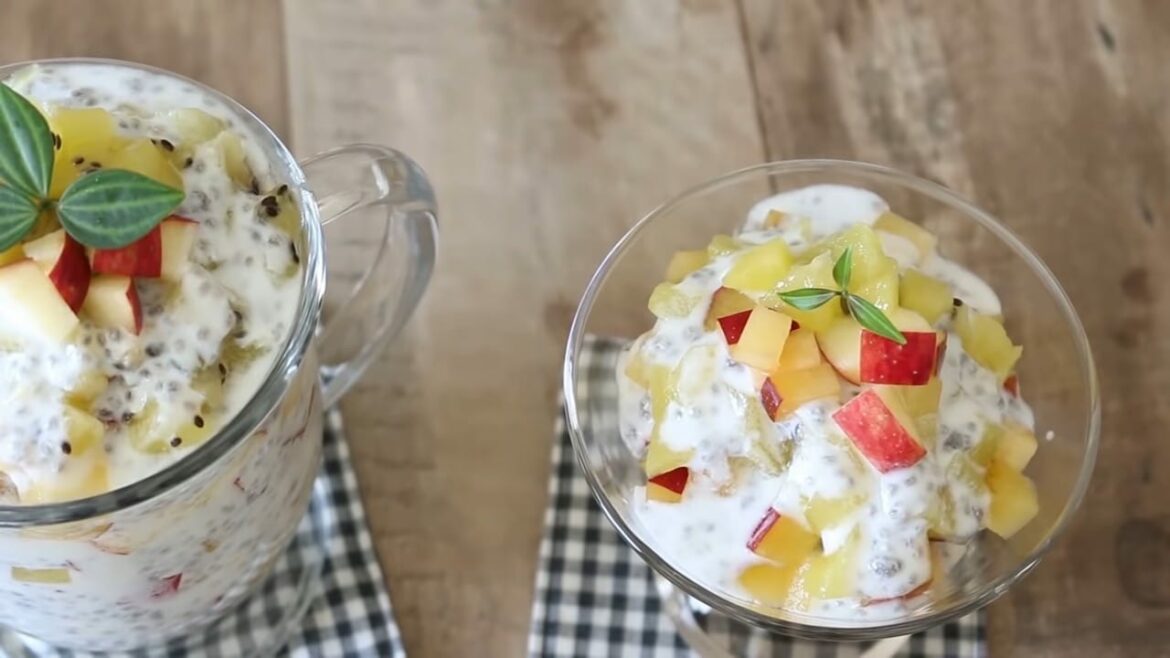 Joghurt-Parfait mit Früchten und Chiasamen