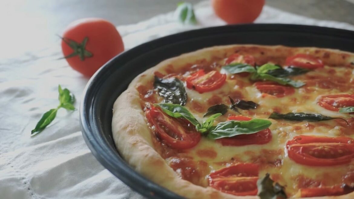 Hausgemachte Tomaten-Basilikum-Pizza