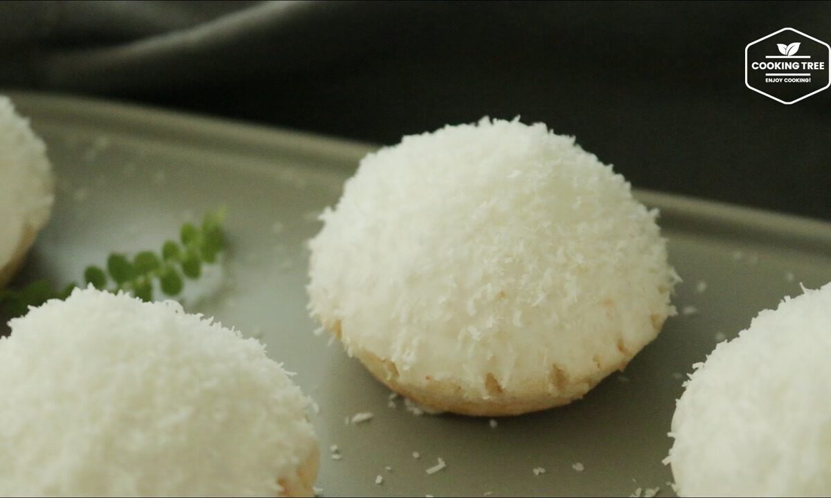 Coconut Cookie Choux (Windbeutel)