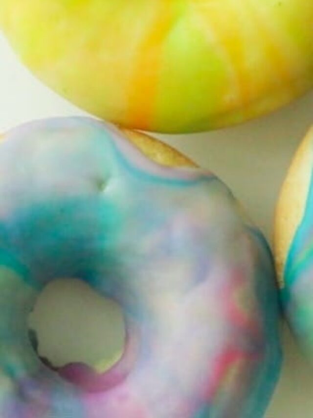 Marmorglasierte Donuts gebacken