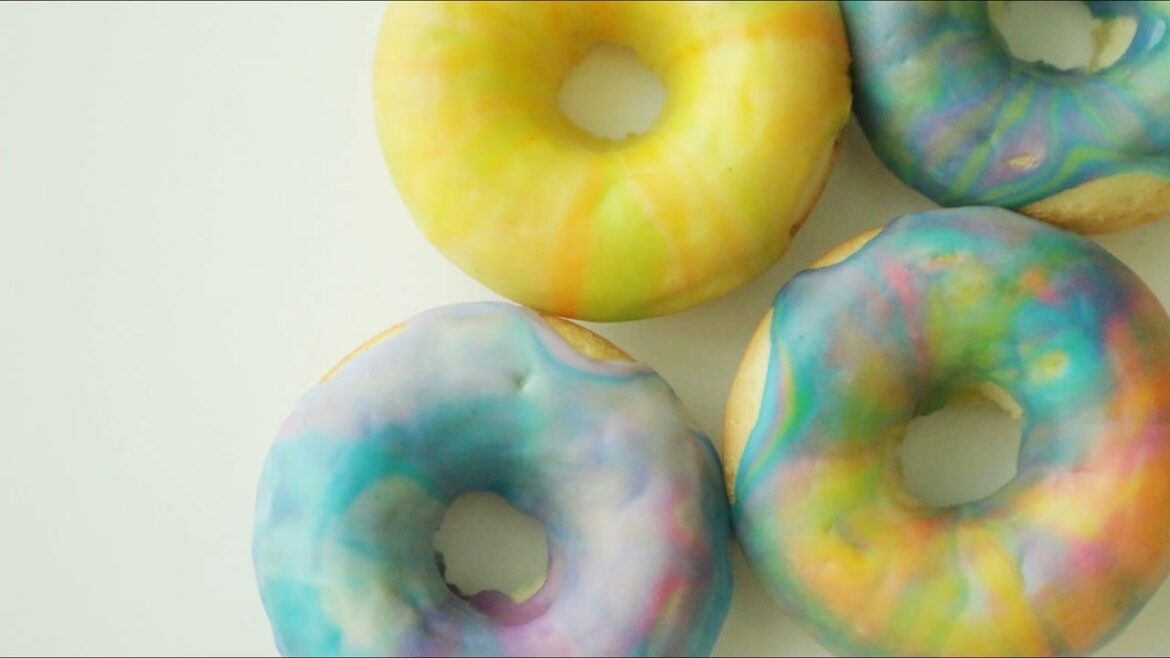 Marmorglasierte Donuts gebacken